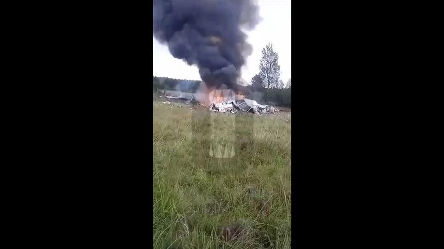 Pemandangan menunjukkan puing-puing pesawat terbakar setelah kecelakaan udara di lokasi yang disebutkan sebagai wilayah Tver, Rusia. (Investigative Committee of Russia/Handout via REUTERS)