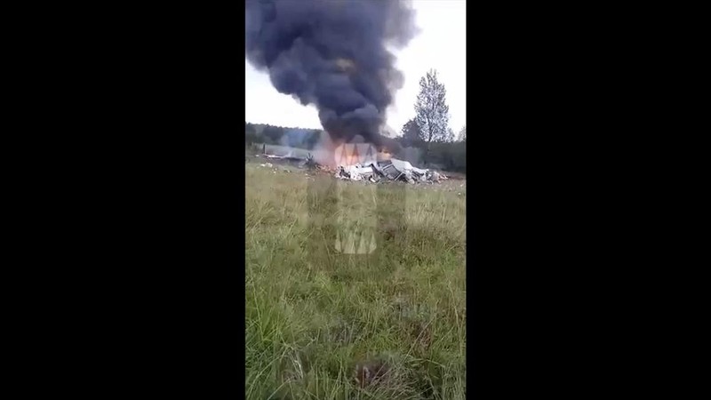 Pemandangan menunjukkan puing-puing pesawat terbakar setelah kecelakaan udara di lokasi yang disebutkan sebagai wilayah Tver, Rusia. (Investigative Committee of Russia/Handout via REUTERS)