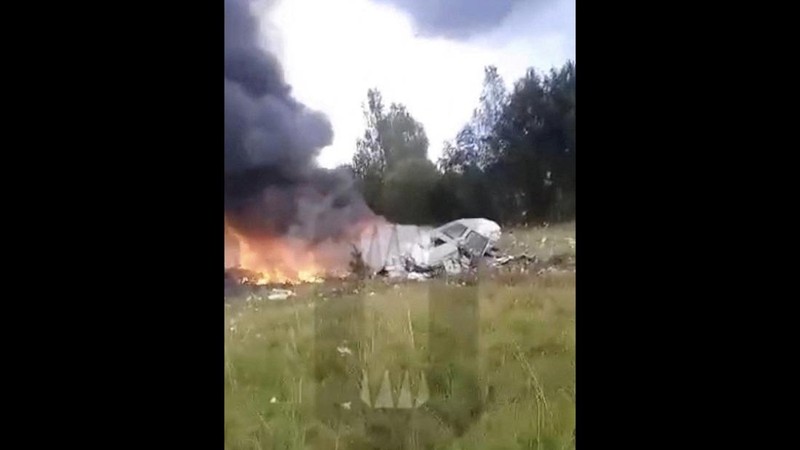 Pemandangan menunjukkan puing-puing pesawat terbakar setelah kecelakaan udara di lokasi yang disebutkan sebagai wilayah Tver, Rusia. (Investigative Committee of Russia/Handout via REUTERS)