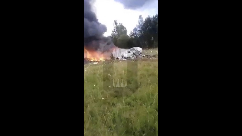 Pemandangan menunjukkan puing-puing pesawat terbakar setelah kecelakaan udara di lokasi yang disebutkan sebagai wilayah Tver, Rusia. (Investigative Committee of Russia/Handout via REUTERS)