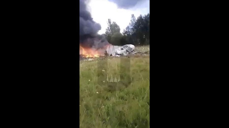 Pemandangan menunjukkan puing-puing pesawat terbakar setelah kecelakaan udara di lokasi yang disebutkan sebagai wilayah Tver, Rusia. (Investigative Committee of Russia/Handout via REUTERS)