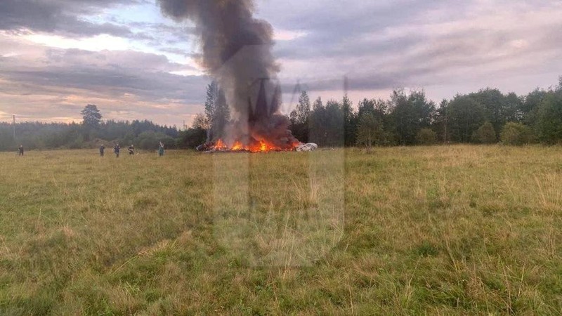 Pemandangan menunjukkan puing-puing pesawat terbakar setelah kecelakaan udara di lokasi yang disebutkan sebagai wilayah Tver, Rusia. (Investigative Committee of Russia/Handout via REUTERS)