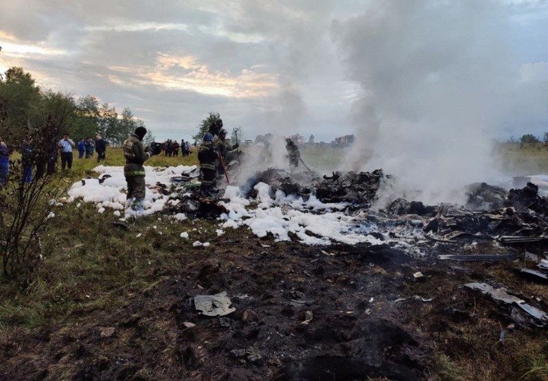 Pemandangan menunjukkan puing-puing pesawat terbakar setelah kecelakaan udara di lokasi yang disebutkan sebagai wilayah Tver, Rusia. (Investigative Committee of Russia/Handout via REUTERS) Pemandangan menunjukkan puing-puing pesawat terbakar setelah kecelakaan udara di lokasi yang disebutkan sebagai wilayah Tver, Rusia. (Investigative Committee of Russia/Handout via REUTERS)