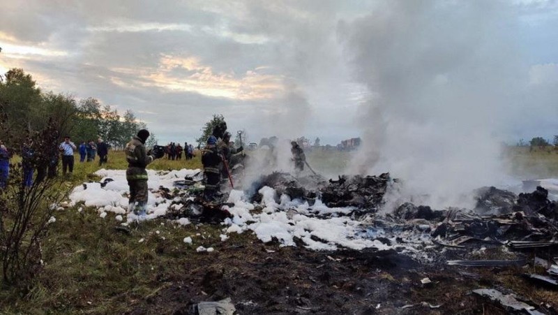 Pemandangan menunjukkan puing-puing pesawat terbakar setelah kecelakaan udara di lokasi yang disebutkan sebagai wilayah Tver, Rusia. (Investigative Committee of Russia/Handout via REUTERS)