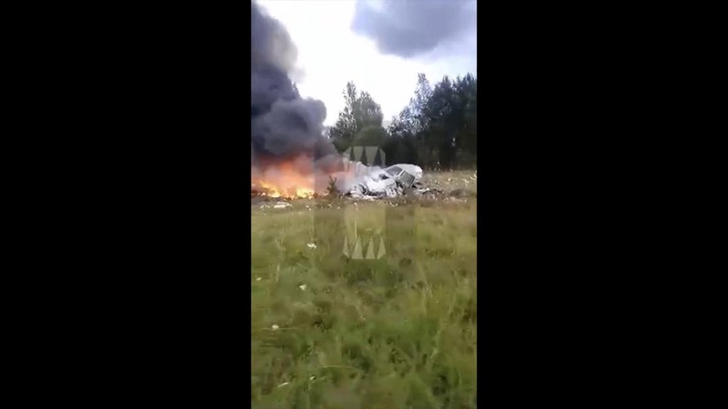 Pemandangan menunjukkan puing-puing pesawat terbakar setelah kecelakaan udara di lokasi yang disebutkan sebagai wilayah Tver, Rusia. (Investigative Committee of Russia/Handout via REUTERS)