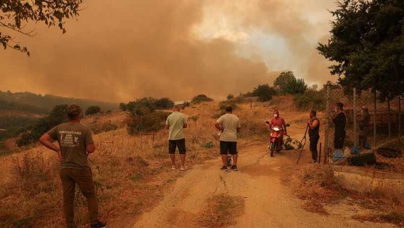Petugas pemadam kebakaran melihat api yang berkobar di Gunung Parnitha, di Athena, Yunani, 24 Agustus 2023. (REUTERS/Nicolas Economou)