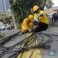 Petugas dari DInas Bina Marga DKI Jakarta melakukan pemotongan kabel semrawut di Sepanjang jalan Senopati, Kebayoran Baru, Jakarta Selatan, Kamis (24/8/2023). (CNBC Indonesia/Muhammad Sabki)