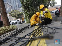 Petugas dari DInas Bina Marga DKI Jakarta melakukan pemotongan kabel semrawut di Sepanjang jalan Senopati, Kebayoran Baru, Jakarta Selatan, Kamis (24/8/2023). (CNBC Indonesia/Muhammad Sabki)