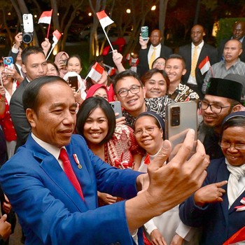 Momen Jokowi Disambut Meriah di Afsel, Warga Rebutan Selfie