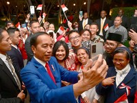 Momen Jokowi Disambut Meriah di Afsel, Warga Rebutan Selfie