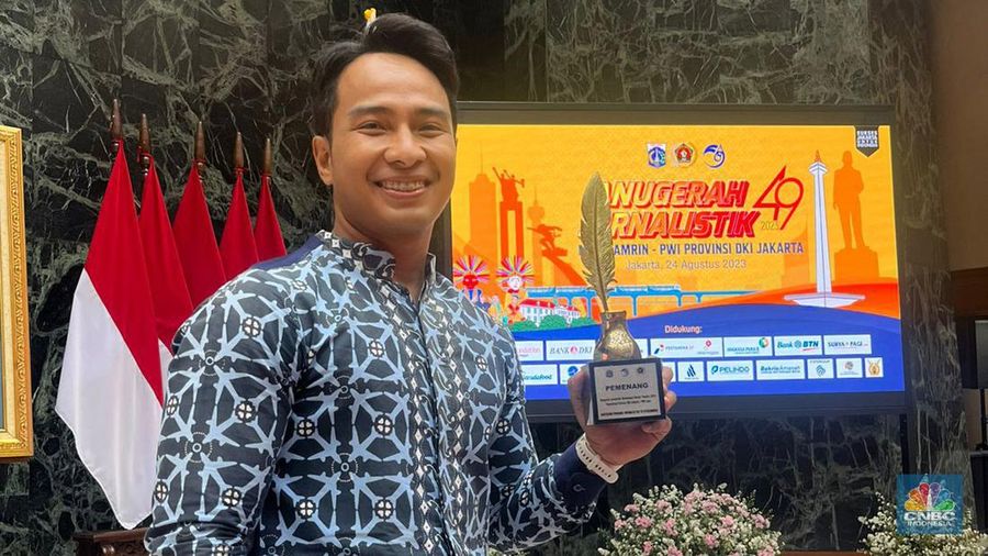 Rian Antono CNBC Indonesia memenangkan juara pertama Anugerah Jurnalistik Muhammad Husni Thamrin ke 49 yang diselenggarakan Persatuan Wartawan Indonesia Jaya. (CNBC Indonesia/Yudha Yudhistira)
