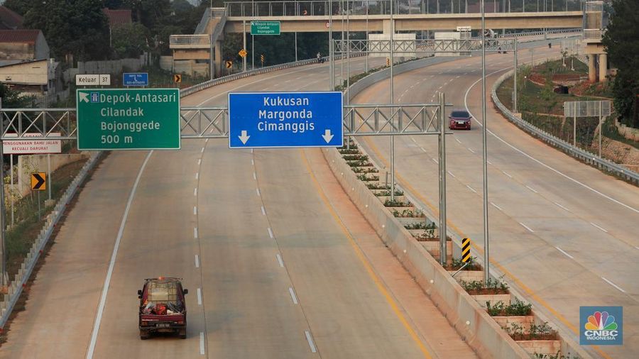 Sejumlah kendaraan bermotor roda empat melintas di tol Cijago ruas Limo - Krukut yang sudah rampung pengerjaanya di Limo, Depok, Jawa Barat, Kamis (24/8). (CNBC Indonesia/Muhammad Sabki)