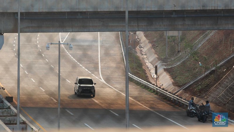 Sejumlah kendaraan bermotor roda empat melintas di tol Cijago ruas Limo - Krukut yang sudah rampung pengerjaanya di Limo, Depok, Jawa Barat, Kamis (24/8). (CNBC Indonesia/Muhammad Sabki)
