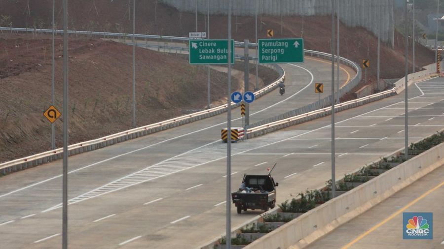 Sejumlah kendaraan bermotor roda empat melintas di tol Cijago ruas Limo - Krukut yang sudah rampung pengerjaanya di Limo, Depok, Jawa Barat, Kamis (24/8). (CNBC Indonesia/Muhammad Sabki)