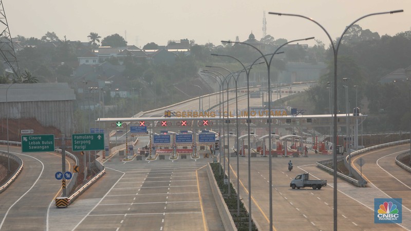 Sejumlah kendaraan bermotor roda empat melintas di tol Cijago ruas Limo - Krukut yang sudah rampung pengerjaanya di Limo, Depok, Jawa Barat, Kamis (24/8). (CNBC Indonesia/Muhammad Sabki)