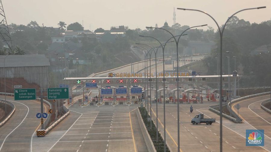 Sejumlah kendaraan bermotor roda empat melintas di tol Cijago ruas Limo - Krukut yang sudah rampung pengerjaanya di Limo, Depok, Jawa Barat, Kamis (24/8). (CNBC Indonesia/Muhammad Sabki)