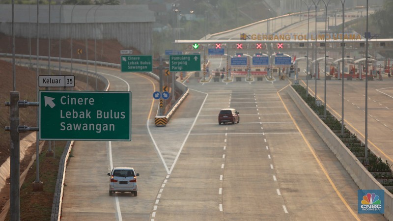Sejumlah kendaraan bermotor roda empat melintas di tol Cijago ruas Limo - Krukut yang sudah rampung pengerjaanya di Limo, Depok, Jawa Barat, Kamis (24/8). Sejumlah kendaraan bermotor roda empat melintas di tol Cijago ruas Limo - Krukut yang sudah rampung pengerjaanya di Limo, Depok, Jawa Barat, Kamis (24/8). (CNBC Indonesia/Muhammad Sabki)