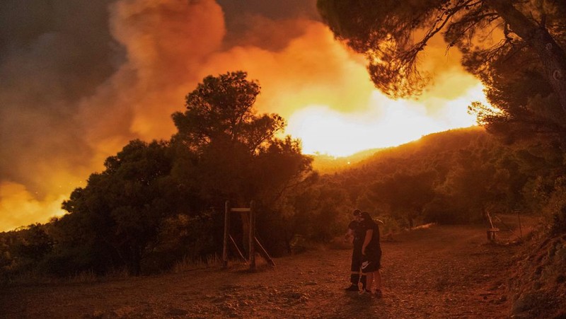 Petugas pemadam kebakaran melihat api yang berkobar di Gunung Parnitha, di Athena, Yunani, 24 Agustus 2023. (REUTERS/Nicolas Economou)