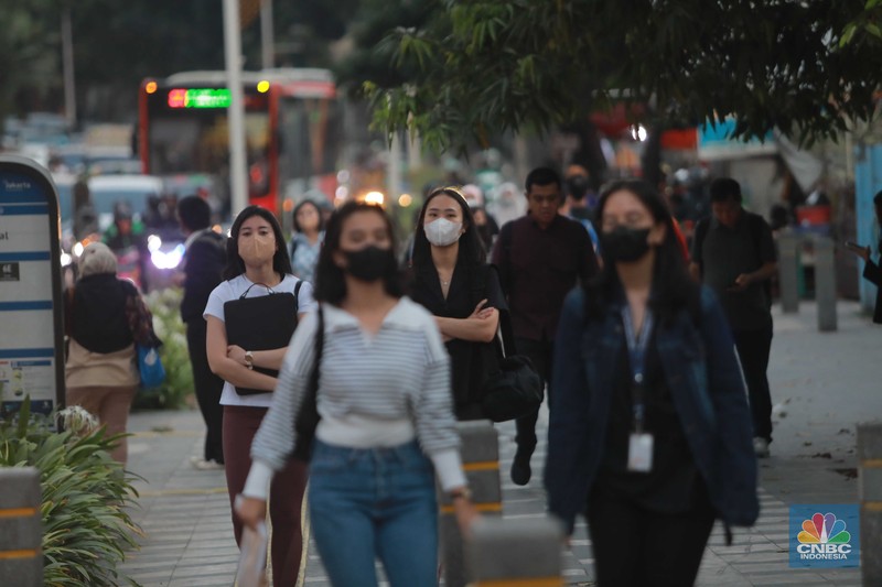 Warga memakai masker medis saat beraktivitas di luar ruangan di trotoar pedestrian Karet Bivak, Jakarta, Kamis (24/8/2023). Warga memakai masker medis saat beraktivitas di luar ruangan di trotoar pedestrian Karet Bivak, Jakarta, Kamis (24/8/2023). (CNBC Indonesia/Muhammad Sabki)