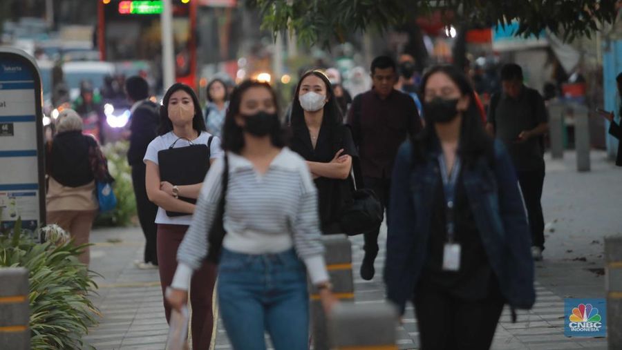 Warga memakai masker medis saat beraktivitas di luar ruangan di trotoar pedestrian Karet Bivak, Jakarta, Kamis (24/8/2023). (վ/Muhammad Sabki)