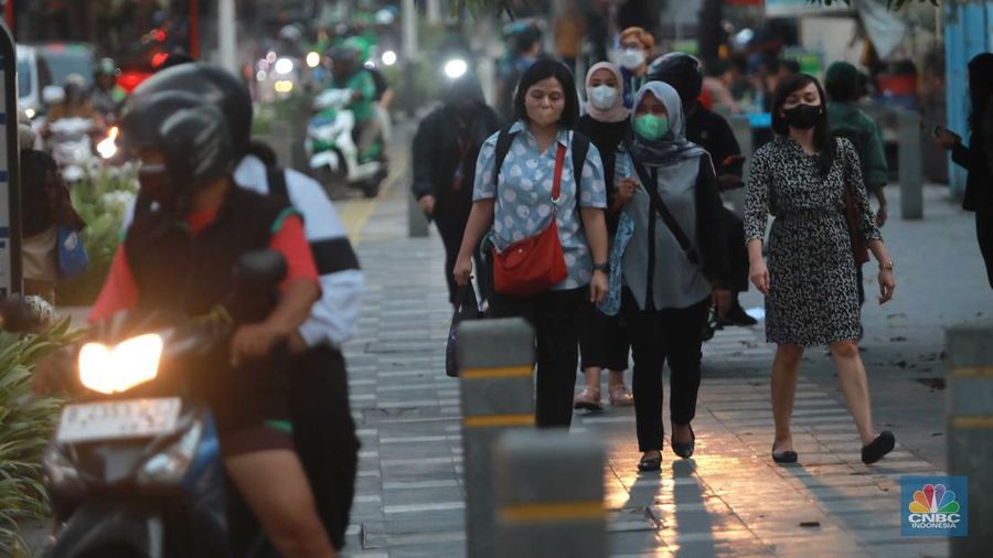 Warga memakai masker medis saat beraktivitas di luar ruangan di trotoar pedestrian Karet Bivak, Jakarta, Kamis (24/8/2023). (CNBC Indonesia/Muhammad Sabki)
