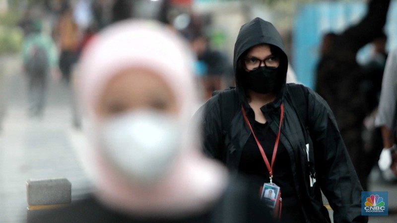 Warga memakai masker medis saat beraktivitas di luar ruangan di trotoar pedestrian Karet Bivak, Jakarta, Kamis (24/8/2023). Warga memakai masker medis saat beraktivitas di luar ruangan di trotoar pedestrian Karet Bivak, Jakarta, Kamis (24/8/2023). (CNBC Indonesia/Muhammad Sabki)