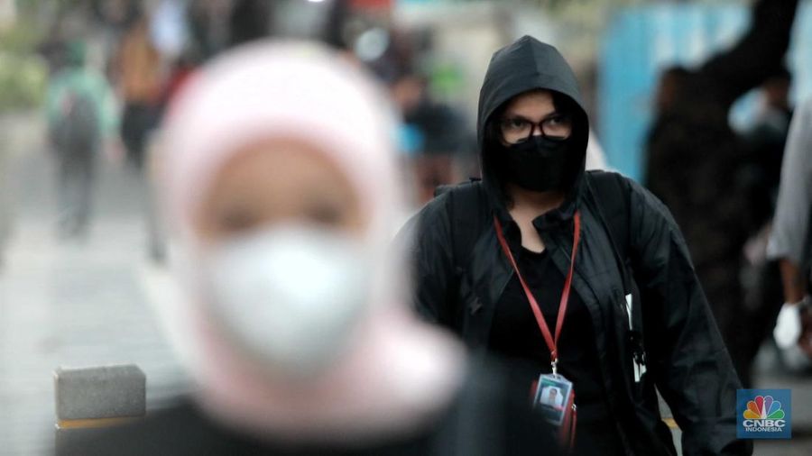 Warga memakai masker medis saat beraktivitas di luar ruangan di trotoar pedestrian Karet Bivak, Jakarta, Kamis (24/8/2023). (CNBC Indonesia/Muhammad Sabki)