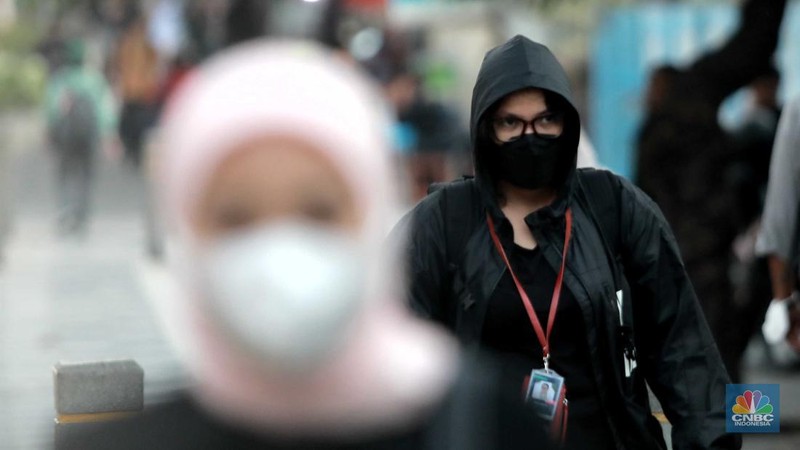 Warga memakai masker medis saat beraktivitas di luar ruangan di trotoar pedestrian Karet Bivak, Jakarta, Kamis (24/8/2023). (CNBC Indonesia/Muhammad Sabki)