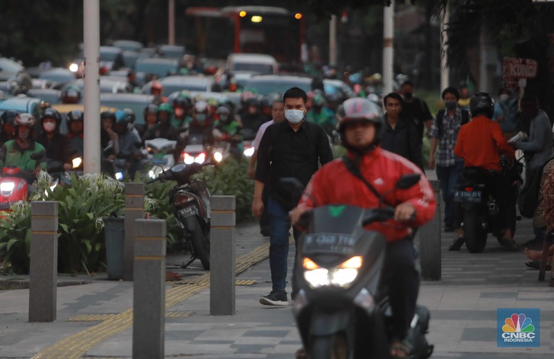 Warga memakai masker medis saat beraktivitas di luar ruangan di trotoar pedestrian Karet Bivak, Jakarta, Kamis (24/8/2023). Warga memakai masker medis saat beraktivitas di luar ruangan di trotoar pedestrian Karet Bivak, Jakarta, Kamis (24/8/2023). (CNBC Indonesia/Muhammad Sabki)