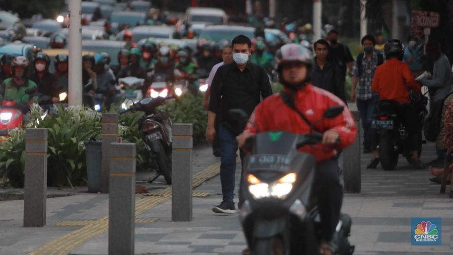 Warga memakai masker medis saat beraktivitas di luar ruangan di trotoar pedestrian Karet Bivak, Jakarta, Kamis (24/8/2023). (CNBC Indonesia/Muhammad Sabki)