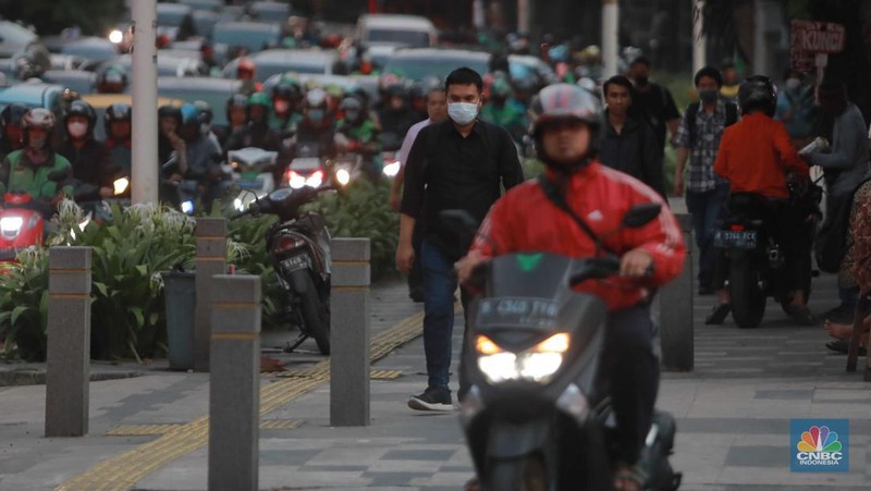 Warga memakai masker medis saat beraktivitas di luar ruangan di trotoar pedestrian Karet Bivak, Jakarta, Kamis (24/8/2023). (CNBC Indonesia/Muhammad Sabki)