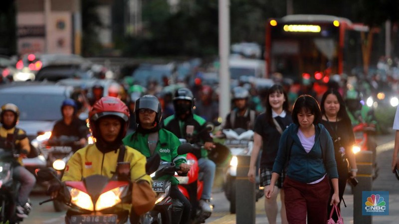 Warga memakai masker medis saat beraktivitas di luar ruangan di trotoar pedestrian Karet Bivak, Jakarta, Kamis (24/8/2023). (CNBC Indonesia/Muhammad Sabki)