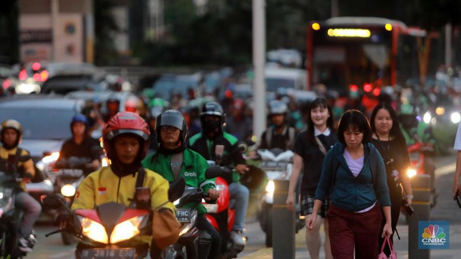 Warga memakai masker medis saat beraktivitas di luar ruangan di trotoar pedestrian Karet Bivak, Jakarta, Kamis (24/8/2023). Warga memakai masker medis saat beraktivitas di luar ruangan di trotoar pedestrian Karet Bivak, Jakarta, Kamis (24/8/2023). (CNBC Indonesia/Muhammad Sabki)