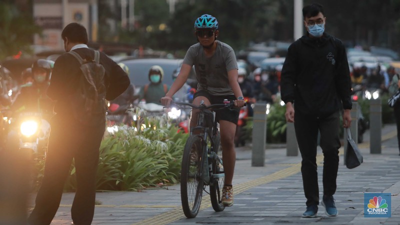 Warga memakai masker medis saat beraktivitas di luar ruangan di trotoar pedestrian Karet Bivak, Jakarta, Kamis (24/8/2023). Warga memakai masker medis saat beraktivitas di luar ruangan di trotoar pedestrian Karet Bivak, Jakarta, Kamis (24/8/2023). (CNBC Indonesia/Muhammad Sabki)