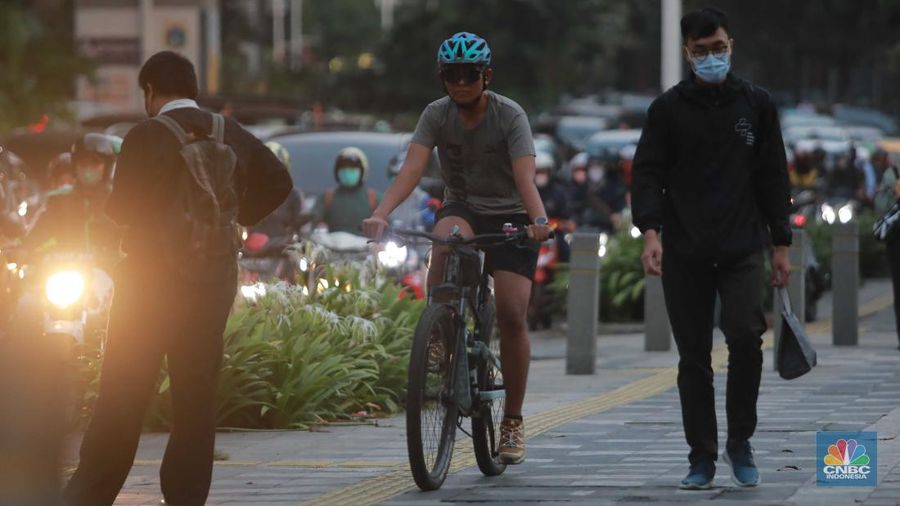 Warga memakai masker medis saat beraktivitas di luar ruangan di trotoar pedestrian Karet Bivak, Jakarta, Kamis (24/8/2023). (CNBC Indonesia/Muhammad Sabki)