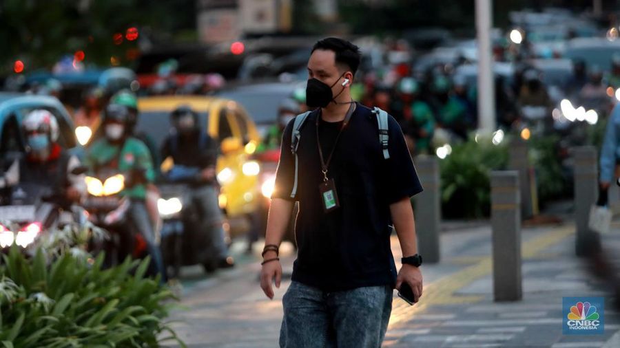 Warga memakai masker medis saat beraktivitas di luar ruangan di trotoar pedestrian Karet Bivak, Jakarta, Kamis (24/8/2023). (CNBC Indonesia/Muhammad Sabki)