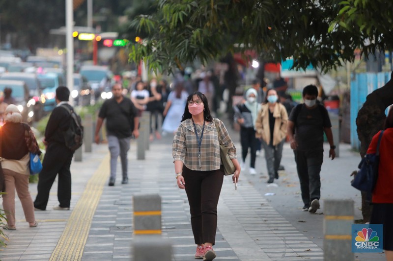 Warga memakai masker medis saat beraktivitas di luar ruangan di trotoar pedestrian Karet Bivak, Jakarta, Kamis (24/8/2023). Warga memakai masker medis saat beraktivitas di luar ruangan di trotoar pedestrian Karet Bivak, Jakarta, Kamis (24/8/2023). (CNBC Indonesia/Muhammad Sabki)