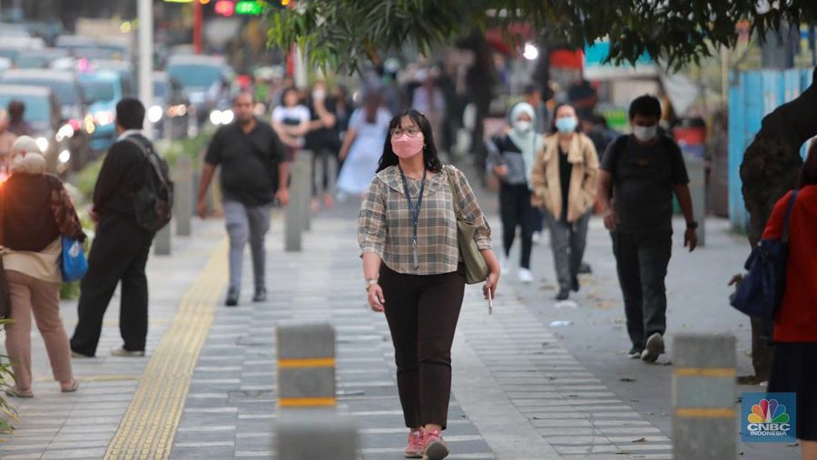 Warga memakai masker medis saat beraktivitas di luar ruangan di trotoar pedestrian Karet Bivak, Jakarta, Kamis (24/8/2023). (CNBC Indonesia/Muhammad Sabki)