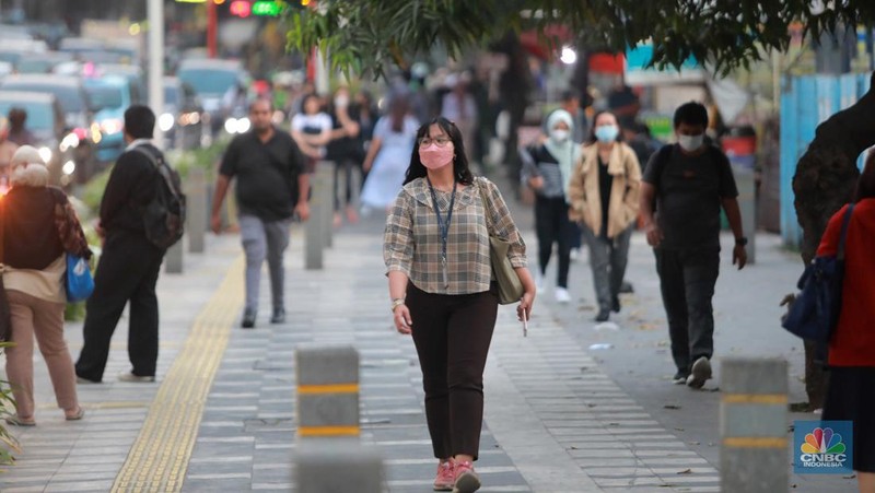 Warga memakai masker medis saat beraktivitas di luar ruangan di trotoar pedestrian Karet Bivak, Jakarta, Kamis (24/8/2023). (CNBC Indonesia/Muhammad Sabki)