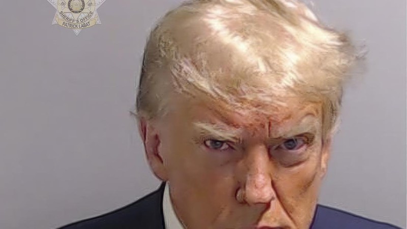 Mantan Presiden AS Donald Trump datang untuk menyerahkan diri untuk diproses di Penjara Fulton County setelah dakwaannya di Georgia, di Atlanta, Georgia, AS, 24 Agustus 2023. (REUTERS/Brendan McDermid)