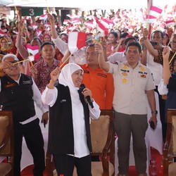 Gubernur Jatim Serahkan Bantuan Tunai Buat 5.030 Pekerja IHT