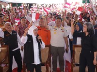 Gubernur Jatim Serahkan Bantuan Tunai Buat 5.030 Pekerja IHT