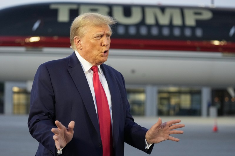 Mantan Presiden AS Donald Trump datang untuk menyerahkan diri untuk diproses di Penjara Fulton County setelah dakwaannya di Georgia, di Atlanta, Georgia, AS, 24 Agustus 2023. Mantan Presiden AS Donald Trump datang untuk menyerahkan diri untuk diproses di Penjara Fulton County setelah dakwaannya di Georgia, di Atlanta, Georgia, AS, 24 Agustus 2023. (REUTERS/Brendan McDermid)
