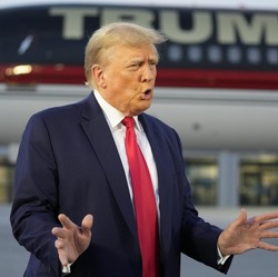 Masuk Penjara, Donald Trump Muncul di Twitter Minta Sumbangan