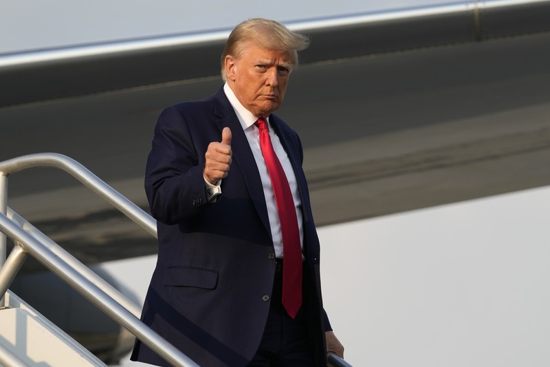 Mantan Presiden AS Donald Trump datang untuk menyerahkan diri untuk diproses di Penjara Fulton County setelah dakwaannya di Georgia, di Atlanta, Georgia, AS, 24 Agustus 2023. Mantan Presiden AS Donald Trump datang untuk menyerahkan diri untuk diproses di Penjara Fulton County setelah dakwaannya di Georgia, di Atlanta, Georgia, AS, 24 Agustus 2023. (REUTERS/Brendan McDermid)