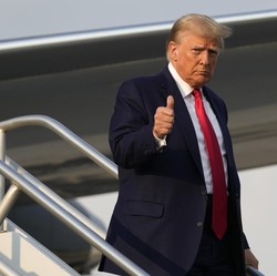 Kronologi Donald Trump Menyerahkan Diri ke Penjara Fulton