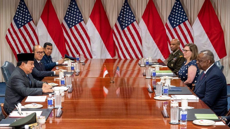 Menteri Pertahanan RI Prabowo Subianto saat melakukan Pertemuan Bilateral dengan Menteri Pertahanan Amerika Serikat Lloyd J. Austin III di Pentagon, Amerika Serikat. (Instagram @prabowo)