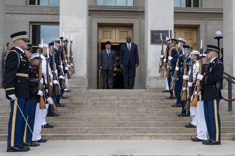 Menteri Pertahanan RI Prabowo Subianto saat melakukan Pertemuan Bilateral dengan Menteri Pertahanan Amerika Serikat Lloyd J. Austin III di Pentagon, Amerika Serikat. (Instagram @prabowo)