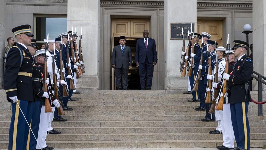 Menteri Pertahanan RI Prabowo Subianto saat melakukan Pertemuan Bilateral dengan Menteri Pertahanan Amerika Serikat Lloyd J. Austin III di Pentagon, Amerika Serikat. (Instagram @prabowo)
