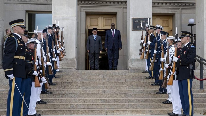 Menteri Pertahanan RI Prabowo Subianto saat melakukan Pertemuan Bilateral dengan Menteri Pertahanan Amerika Serikat Lloyd J. Austin III di Pentagon, Amerika Serikat. (Instagram @prabowo)